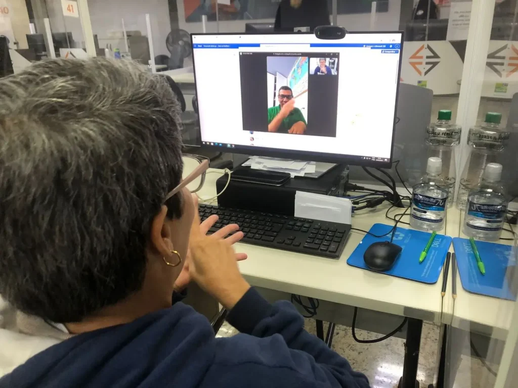 A iniciativa abrange desde o atendimento virtual por vídeo via whatsapp até a interpretação da prova teórica | Foto: Detran