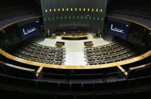 Maioria dos deputados goianos votou contra urgência da PL das fake news