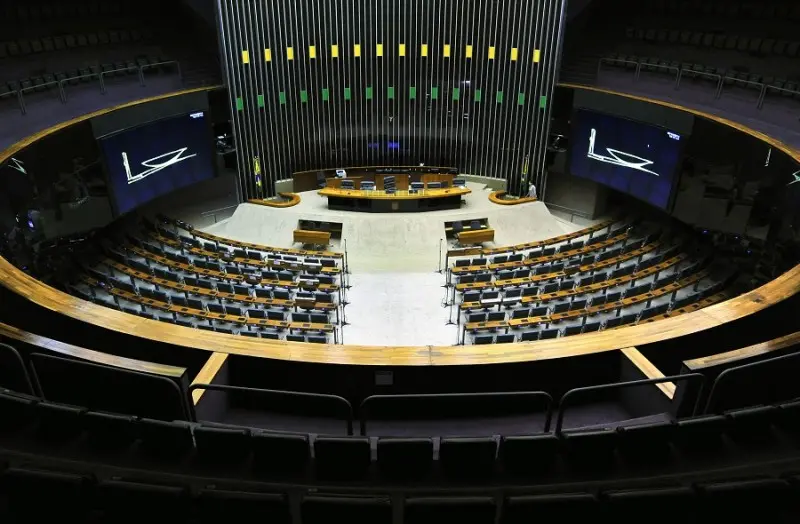 Maioria dos deputados goianos votou contra urgência da PL das fake news