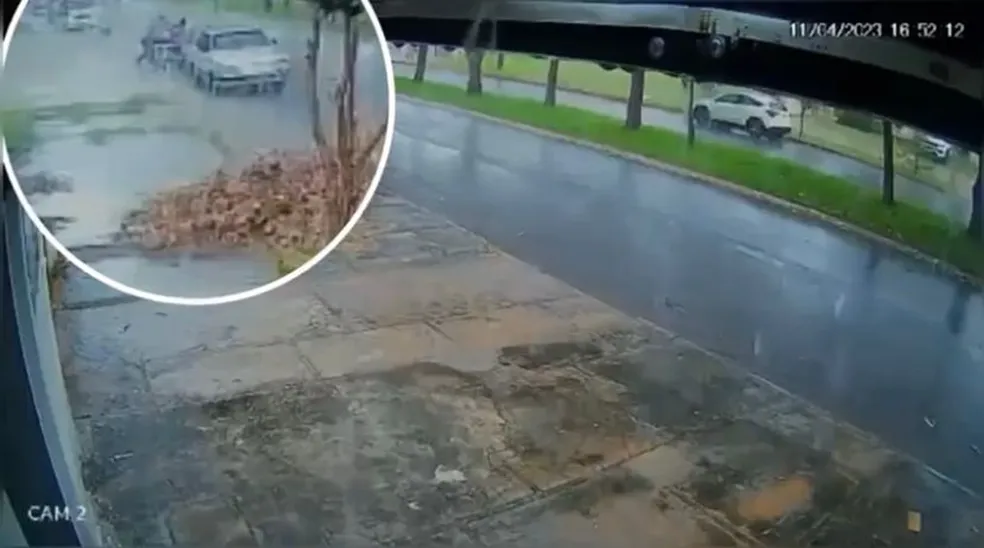 Suspeito foi até ao local do crime de carro e para realizar o crime precisou da ajuda de um comparsa | Foto: Reprodução/ Câmera de Segurança