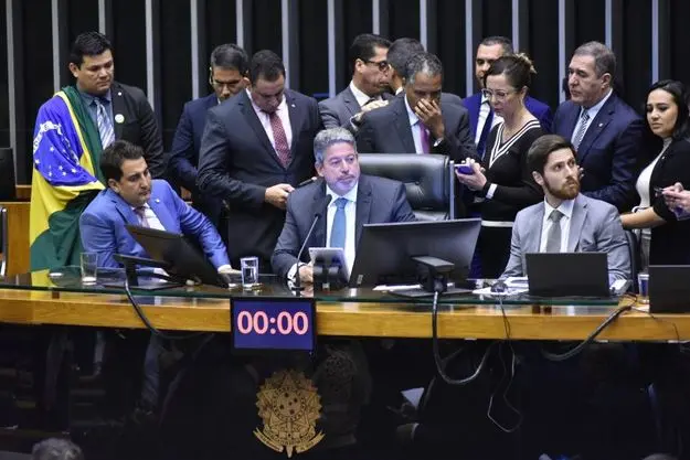 Câmara aprova urgência para PL das fake news