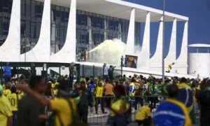 Dos 2.182 presos por participarem ou terem envolvimento nos atos que depredaram a praça dos Três Poderes, 294 permanecem na prisão. | Foto: Agência Brasil