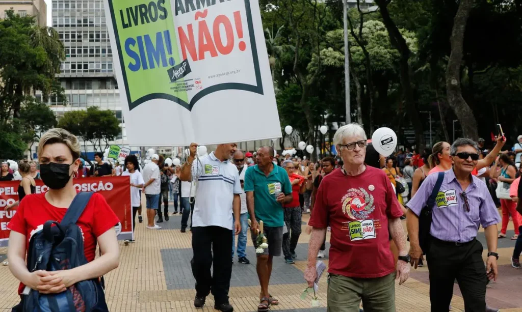 São Paulo (SP), 29/03/2023 - Professores de São Paulo protestam contra a violência nas escolas em frente à Secretaria de Educação, na Praça da República, após o ataque na escola Thomazia Montoro.  Foto: Fernando Frazão/Agência Brasil