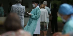 Movimentação de idosos no posto da 612 Sul para Vacinação contra Influenza