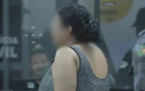 Mulher fazia ameaças de divulgar vídeos íntimos do idoso, diz PM
