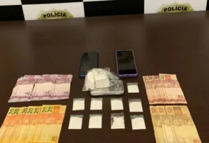 O proprietário do local foi encontrado com cerca de 100 gramas de cocaína, balança de precisão e saquinhos zip-locks