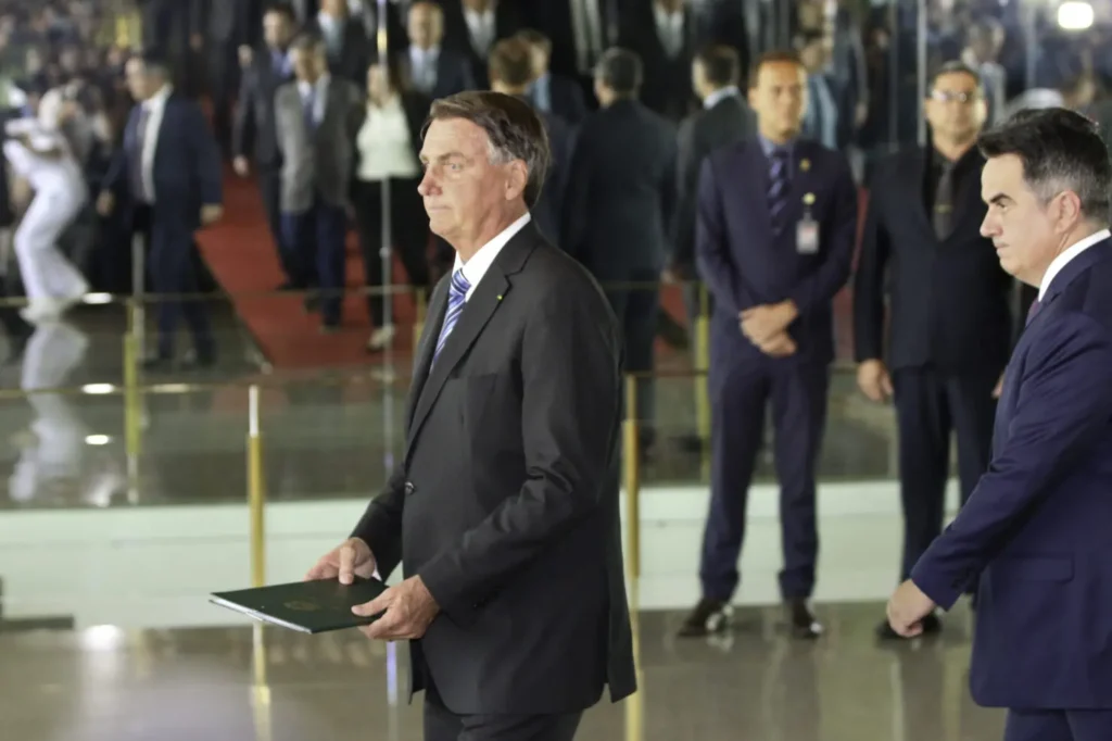 Bolsonaro acha difícil não ficar inelegível, diz colunista