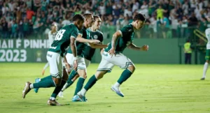 Com vantagem de dois gols, Goiás recebe Paysandu hoje na Serrinha, às 20h (Foto: Rosiron Rodrigues / Goiás EC)