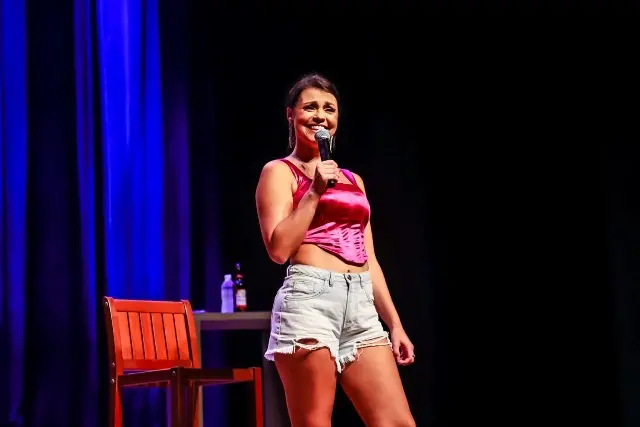 Nesse espetáculo, Bruna Louise segue o seu propósito de fazer a plateia gargalhar, mas também empoderando e combatendo os preconceitos | Foto: Divulgação
