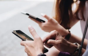 Vício em tecnologia, que é bastante comum e vem crescendo, pode agravar ou até mesmo causar problemas na coluna cervical | Foto: Divulgação
