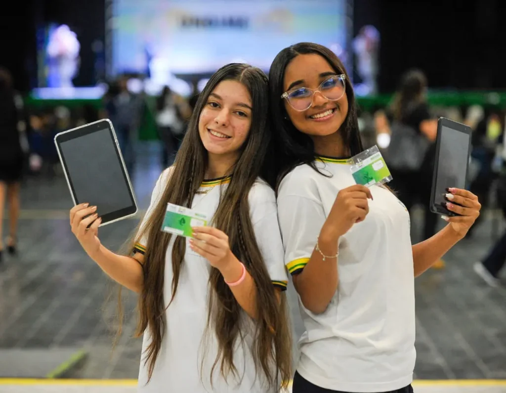 Alunos de Caldas Novas foram os primeiros a receber tablets e chips com internet | Foto: Lucas Diener