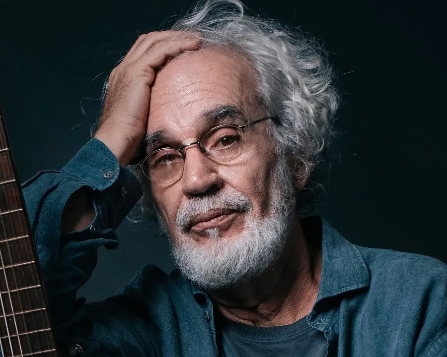 Além de cantor e instrumentista, o artista é compositor de várias músicas consagradas, como Romaria e Tocando em frente, uma parceria com Almir Sater | Foto: Divulgação
