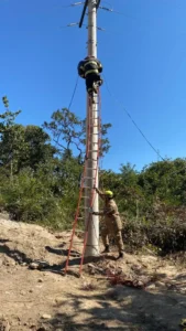 Os bombeiros constataram que a vítima havia sofrido um choque elétrico na rede de alta tensão. | Foto: Divulgação / Corpo de Bombeiros
