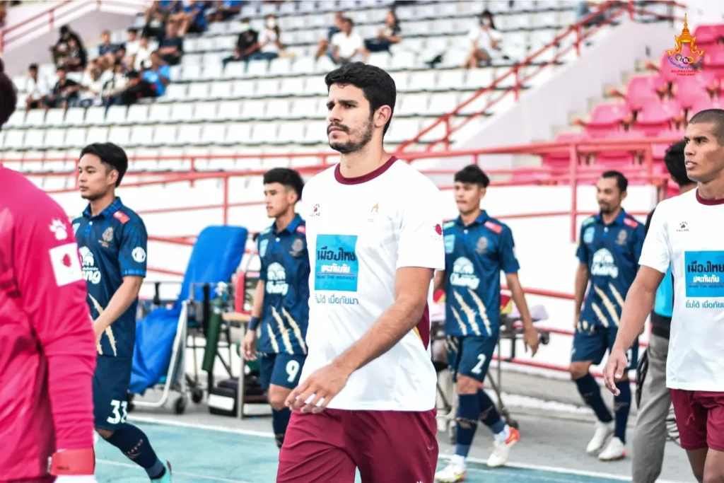 Victor vestiu as camisas do Krabi FC e do Raj Pracha FC no futebol tailandês (Foto: Divulgação / Raj Pracha FC)