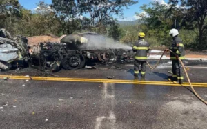 Durante acidente, um acompanhante também sofreu fratura na clavícula  eno braço esquerdo | Foto: Divulgação/Corpo de Bombeiros