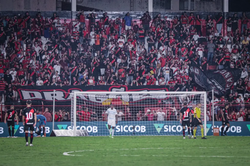Em situações opostas na tabela, Atlético-GO e Avaí medem forças no Accioly (Foto: Ingryd Oliveira/ACG)