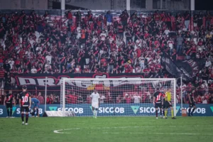 Em situações opostas na tabela, Atlético-GO e Avaí medem forças no Accioly (Foto: Ingryd Oliveira/ACG)