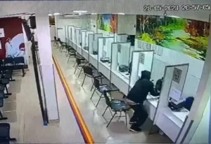 A partir das imagens de segurança do local é possível observar o momento exato em que o suspeito invade o estabelecimento | Foto: Reprodução/ Video