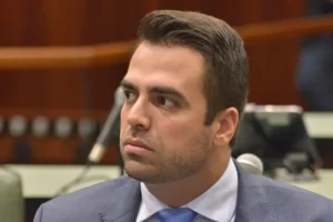 Gustavo Sebba usou a tribuna para rechaçar invasão à emissora de rádio da cidade e agressão a jornalistas. | Foto: Agência Assembleia