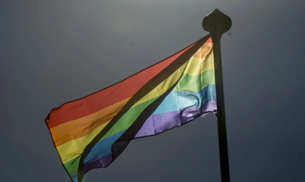 Bandeira (LGTB) é hasteada na Embaixada do Reino Unido para marcar o Dia Internacional contra a Homofobia e Transfobia, celebrado neste sábado (17) (Foto: Marcelo Camargo/Agência Brasil)