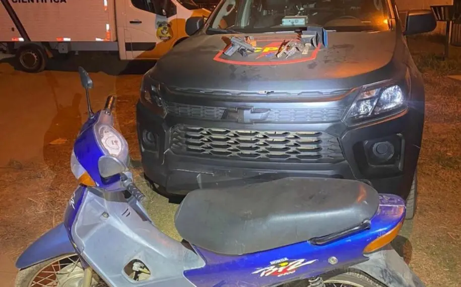 Foram apreendidos uma pistola 380 e um revólver calibre 38, além de uma moto roubada recentemente. | Foto: Divulgação