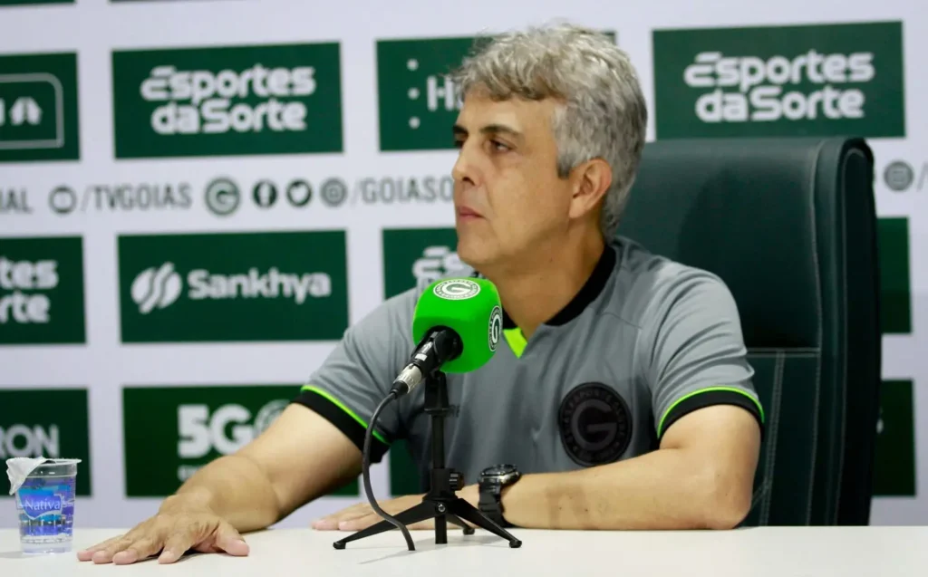 Treinador esmeraldino diz que equipe cometeu erros em excesso e defende a manutenção do estilo de jogo (Foto: Rosiron Rodrigues / Goiás EC)
