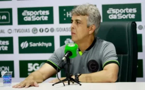 Treinador esmeraldino diz que equipe cometeu erros em excesso e defende a manutenção do estilo de jogo (Foto: Rosiron Rodrigues / Goiás EC)