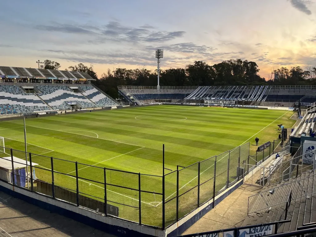 Após 17 anos o Goiás volta a atuar na cidade de La Plata, na Argentina, por uma competição continental (Foto: Divulgação Club de Gimnasia y Esgrima La Plata)
