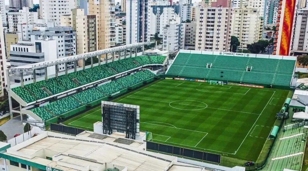 Com o apoio da torcida, Goiás almeja encerrar a sequência negativa na Série A e sair da zona do rebaixamento (Foto: Rosiron Rodrigues / Goiás EC)