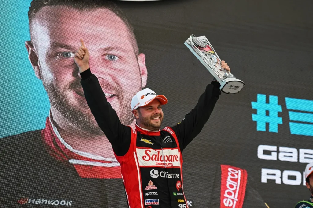Gabriel Robe comemora mais uma vitória e chega à liderança da temporada da Stock Series (Foto: Duda Bairros / Stock Car)