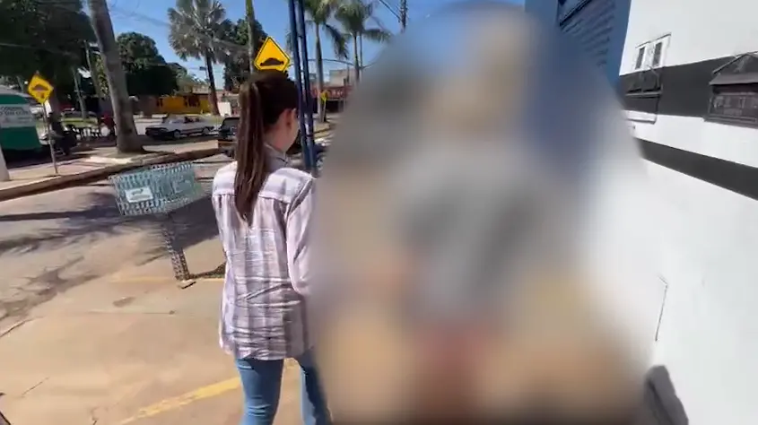 Conforme as investigações, a mãe induzia as filhas a ter relações sexuais com o próprio namorado a fim de receberem auxílios financeiros | Foto: PCGO