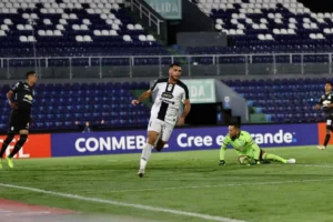 O brasileiro Edson Cariús marcou dois gols na vitória do Tacuary em cima do Oriente Petrolero | Foto: Tacuary FC
