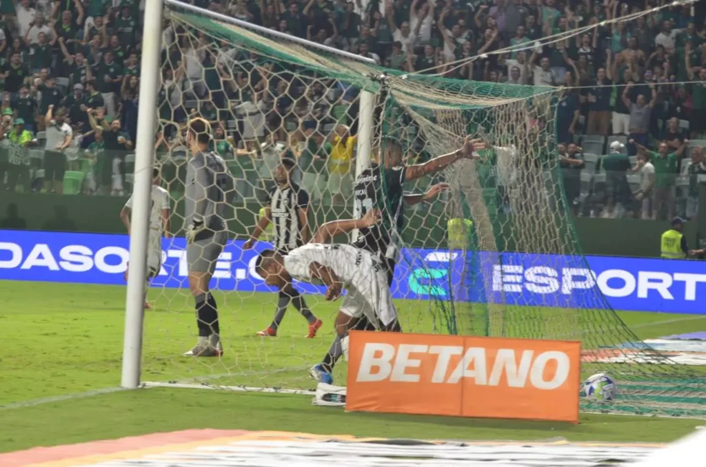 Jogando em casa, o Esmeraldino venceu o Botafogo pelo placar de 2 a 1  (Foto: Afonso Cardoso)