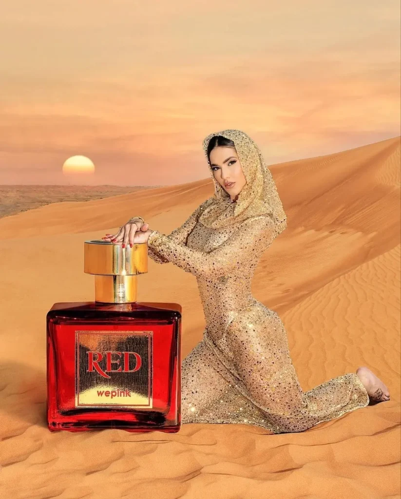 As novas fotos divulgando o perfume "Red" mostram Fonseca fazendo poses acompanhadas com um Hijab brilhante e transparente | Foto: Reprodução/Instagram