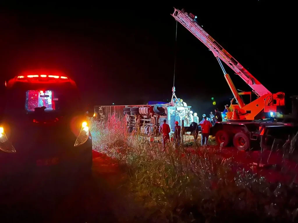 Bombeiros de Planaltina resgatam vítima presa às ferragens em acidente na GO-230|