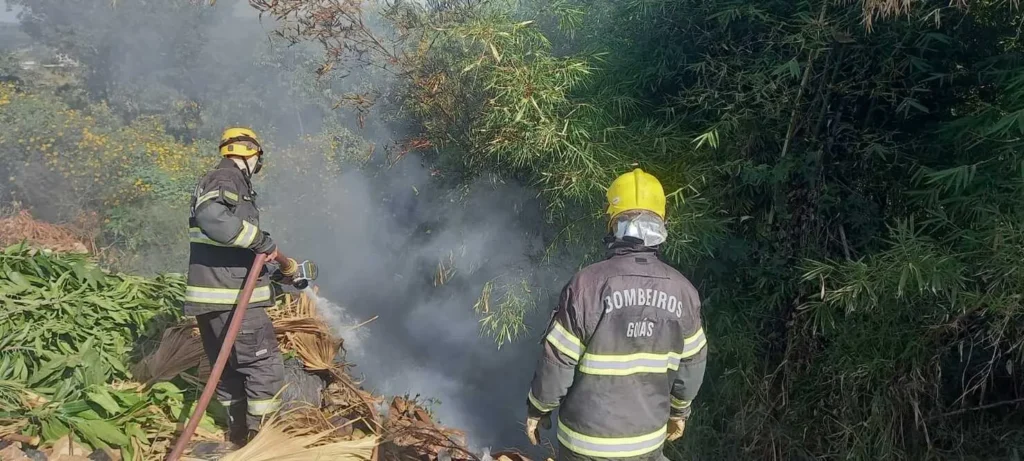 Homem sofre queimaduras após carro pegar fogo em acidente em Caldas Novas||