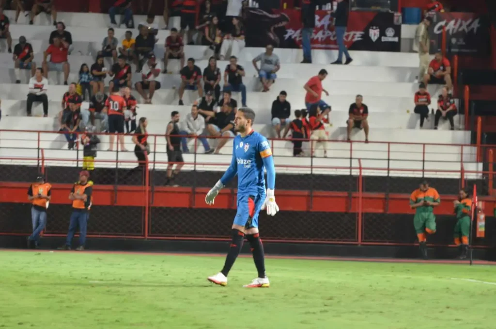 Ronaldo fecha o gol e garante empate no Accioly (Foto: Afonso Cardoso)