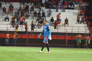 Ronaldo fecha o gol e garante empate no Accioly (Foto: Afonso Cardoso)