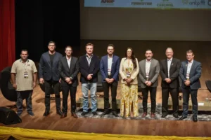 Autoridades de diversos municípios, como prefeitos e secretários também estiveram presente no evento. | Foto: Divulgação / CMTC
