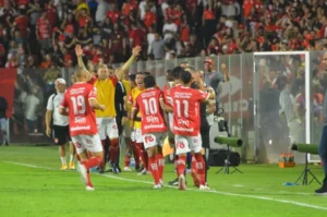 Equipe Colorada chegou a ser líder, mas Vitória marca no finalzinho contra o CRB e se mantém na liderança (Foto: Afonso Cardoso)
