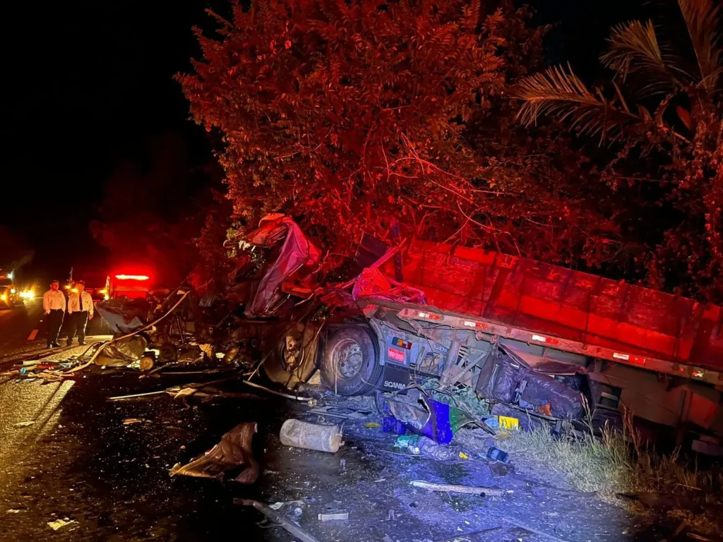 Acidente entre ônibus e carreta deixa quatro mortos e 12 feridos em rodovia de Nova Crixás|