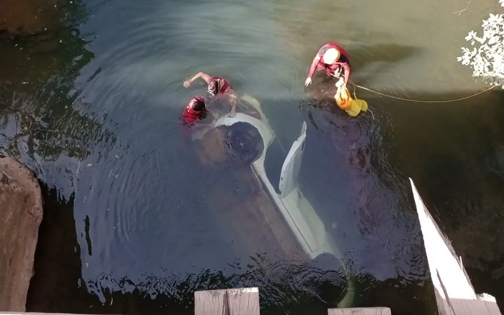 O acidente aconteceu na manhã desta terça-feira (23/5), enquanto os jovens estavam atravessando uma ponte. | Foto: Divulgação / Corpo de  Bombeiros