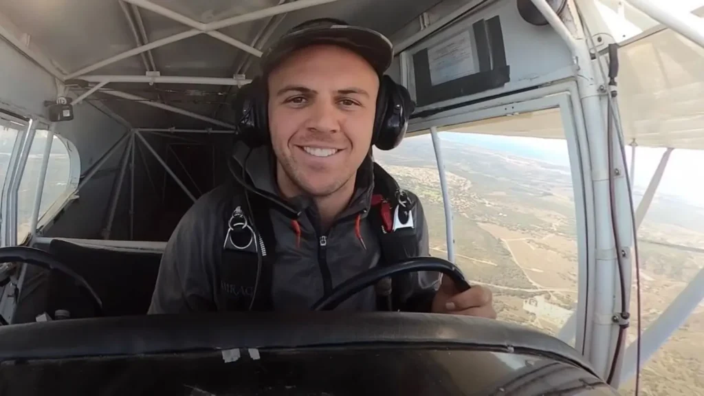 Trevor Jacobs pilotando avião em vídeo
