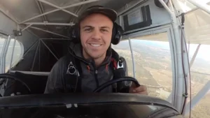 Trevor Jacobs pilotando avião em vídeo