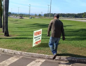 Apenas em 2023, de janeiro a abril, a Amma aplicou 63 autos de infração por engenhos publicitários na capital. Em 2022, foram 273 | Foto: Amma