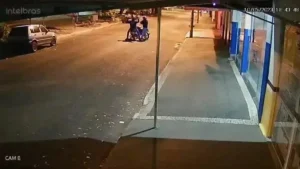 De Cordo com a vítima essa não é a primeira vez que o homem agrediu um vizinho que tentou remover os bloqueios da rua. | FOTO: Divulgação / G1