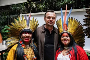 Leonardo Dicaprio ao lado de Sonia Guajajara e Célia Xakriabá no Festival de Cannes, na França | Foto: Reprodução/Twitter