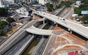 Para solucionar esse problema a SMM abriu o canteiro central e realizou a instalação de semáforos. | Foto: Divulgação / Secom