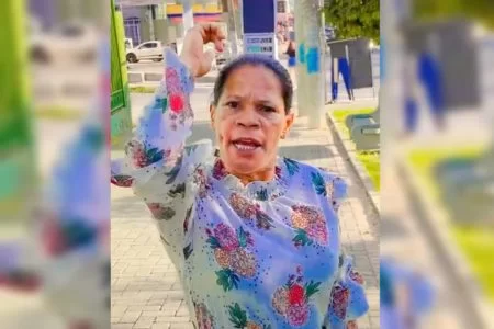 Com quase 200 mil seguidores nas redes sociais, ficou conhecido por vídeos em que aparece vestida sempre com blusas que cobrem o ombro e saias abaixo de joelho, pedindo respeito às pessoas LGBTQIA+. | Foto: