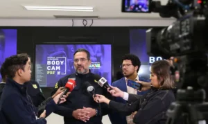 Brasília - 25/05/2023 - PRF - A Polícia Rodoviária Federal (PRF) apresenta o Projeto Estratégico Bodycams, que trata do conjunto de estudos do órgão, sob orientação do Ministério da Justiça e Segurança Pública (MJSP), para implementar o uso de câmeras corporais nos uniformes dos policiais. Na foto o diretor geral da PRF, Antônio Fernando Souza Oliveira, . Foto: Antônio Cruz/ Agência Brasil
